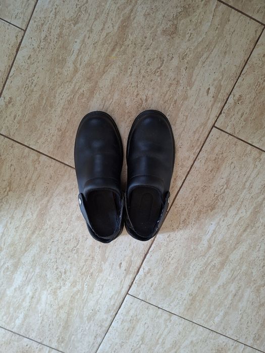 Vind papuci tip sandale cu metal în față  mărimea 42.