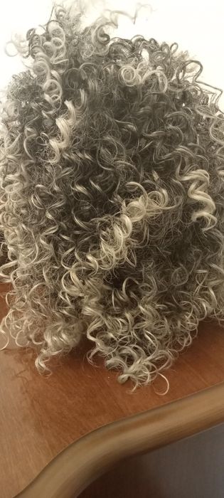 Vând peruci noi  cu eticheta