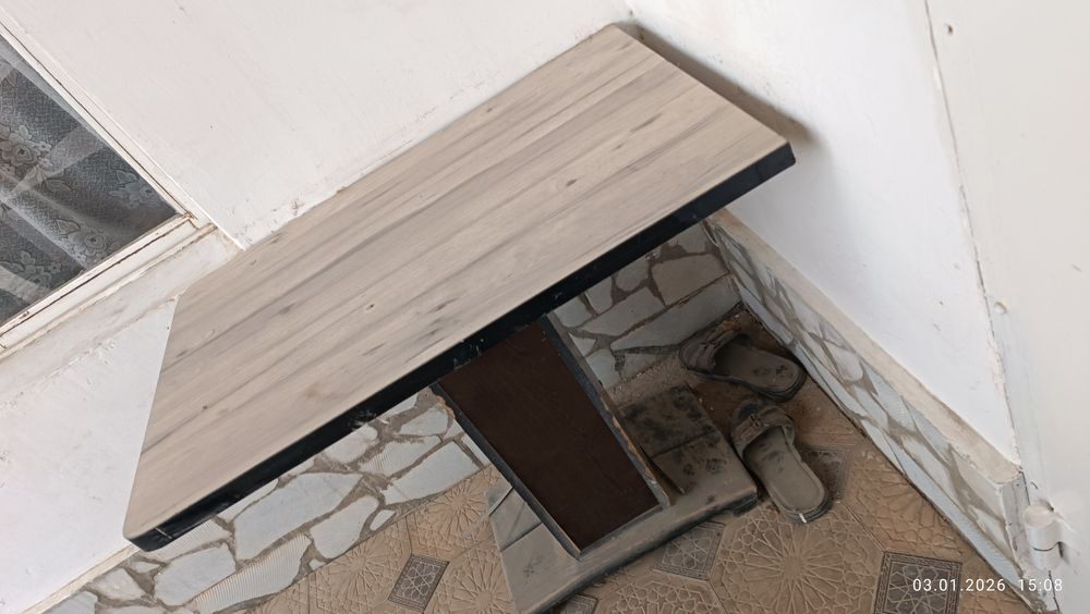 Стол деревянный центральный