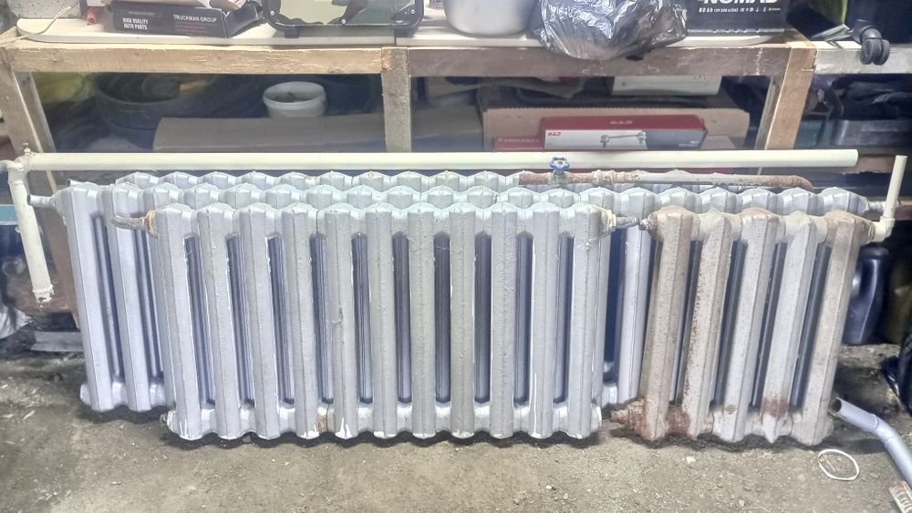 Котел отопления с батареями.