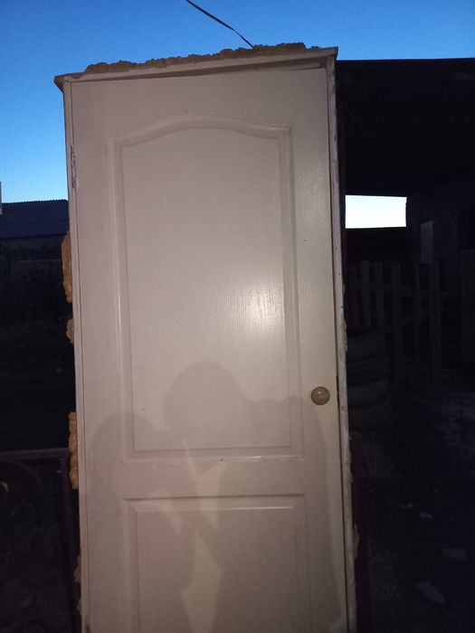 продается две разные двери