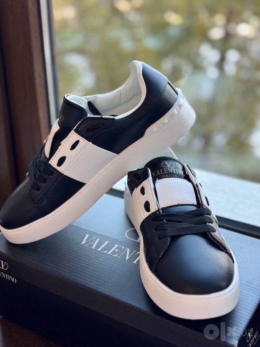 Продажа стильной мужской обуви Valentino.