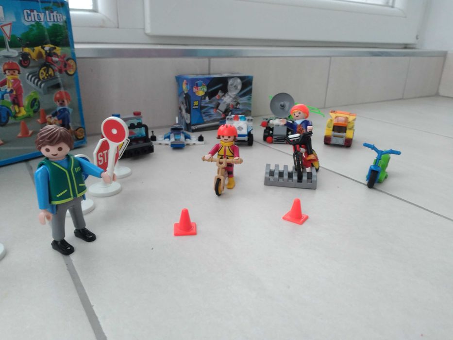 Три конструктора тип LEGO