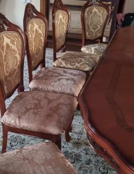 Дубовые стулья и стол