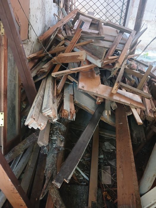 Утин бор. Есть дрова рамы, двери..