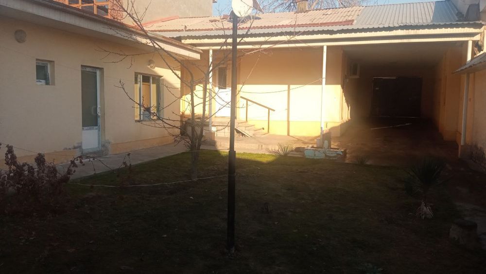 Ховли сотилади арчакучада