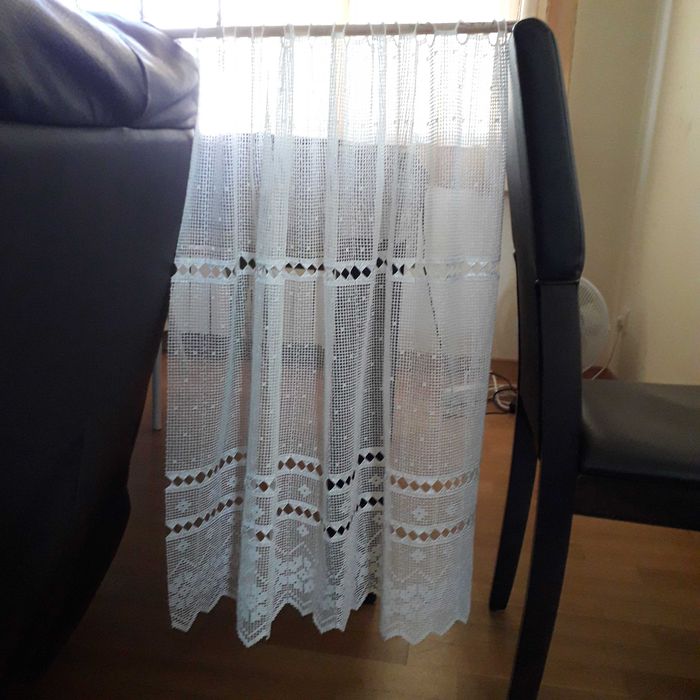 Две пердета за малък прозорец