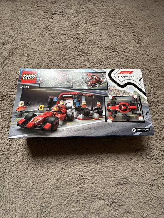 LEGO City Boxă și mecanici F1 cu mașină Ferrari