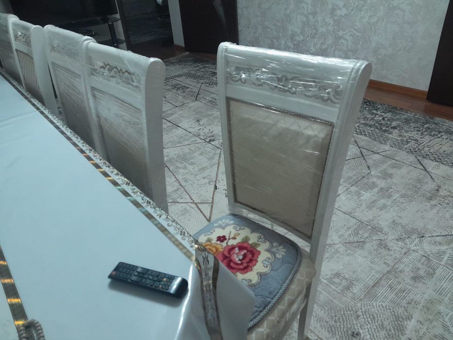 Стол со стульями