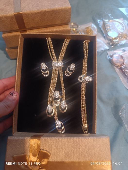 Shoxona 24 karat oltin bilan qoplangan ayollar taqinchoqlari