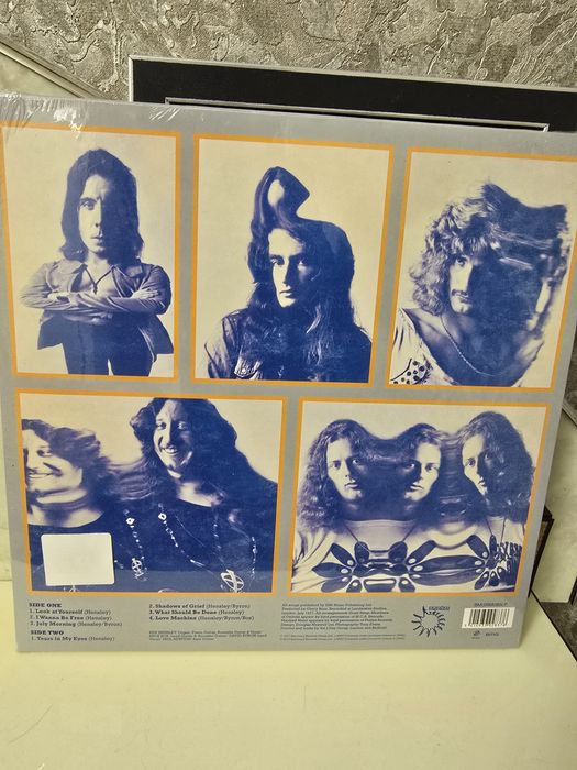 Продается виниловая пластинка URIAH HEEP-Look At Yourself