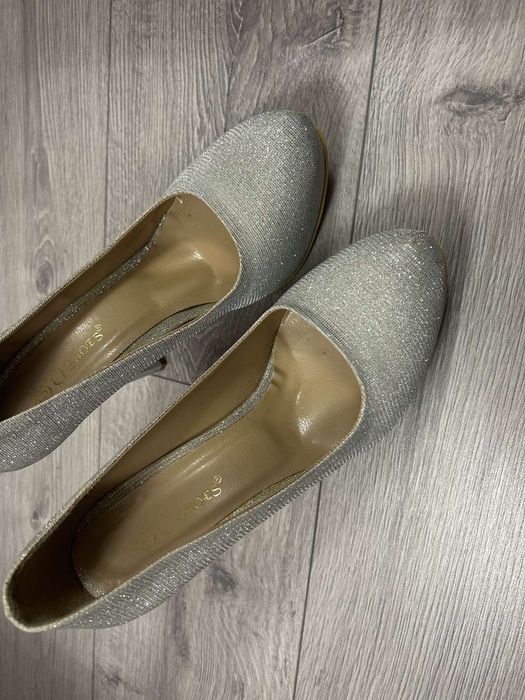 Дамски сребърни обувки на ток