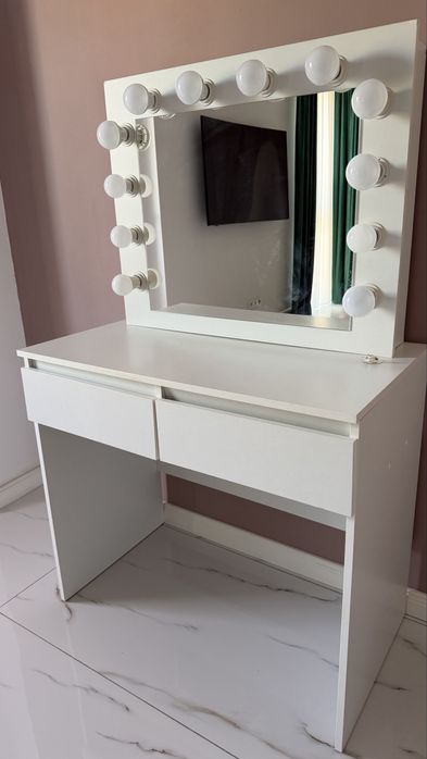 Vand masuta de machiaj