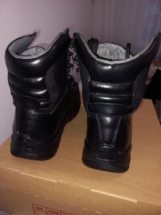 Vând bocanci militari negri și bej