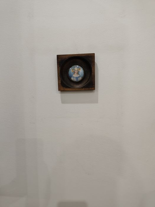 Миниатюрен портрет в рамка, върху по-голяма, дълбока дървена основа.