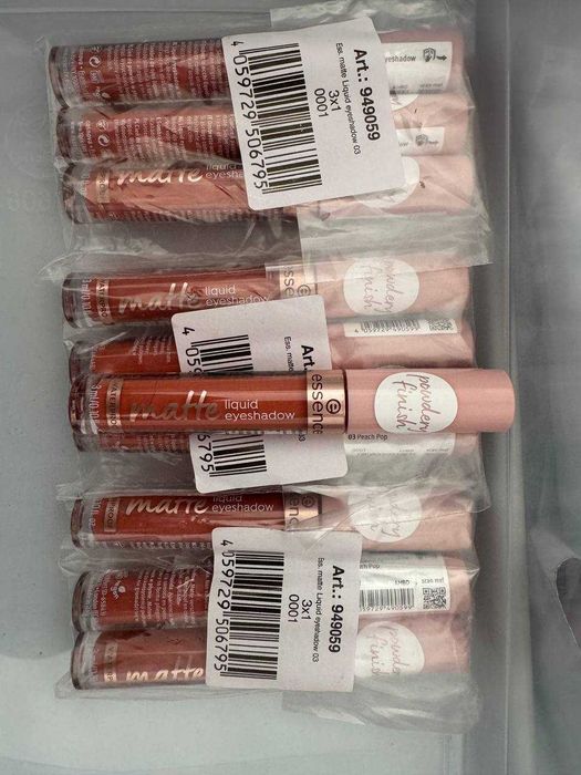 Lot 100 bucati cosmetice Essence si Catrice