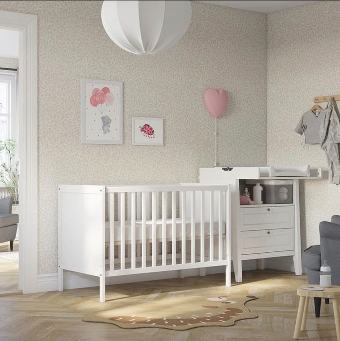 Patut alb Ikea, din lemn masiv.