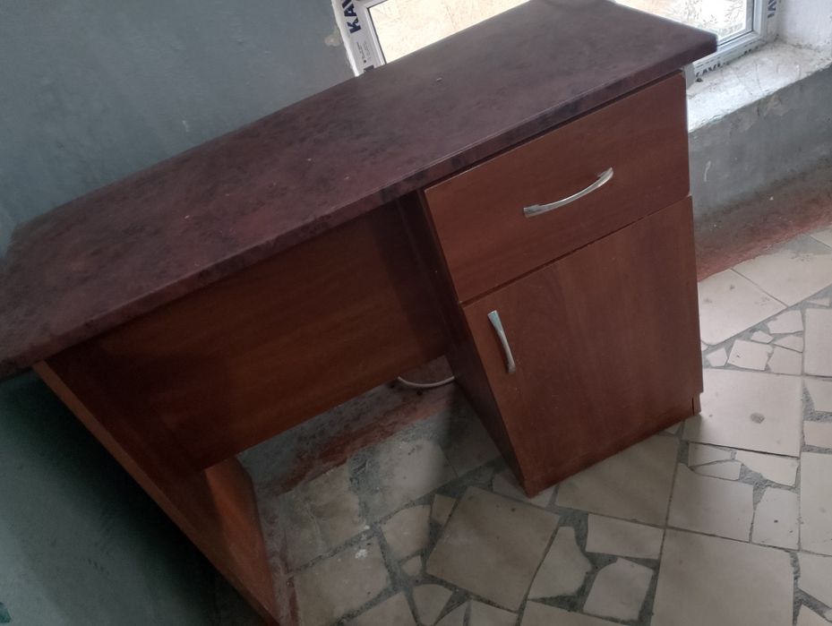 Стол  писменный  состояние хорош