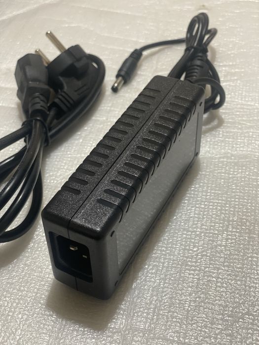 Alimentator Universal AC/DC + Cablu de alimentare inclus