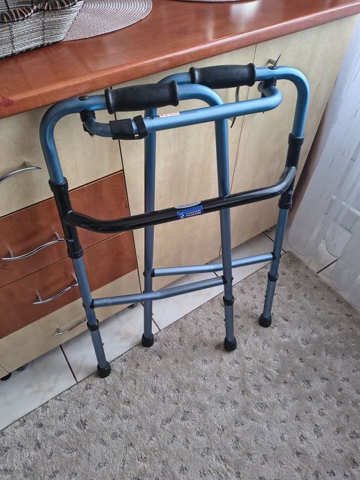 Cadru de mers pliabil.