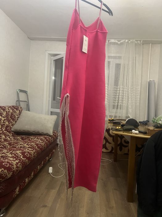 Платье есть ещё свадебное