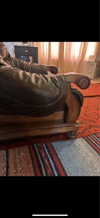 Луксозни кожени фотьойли от масивно дърво – 2 бр.,