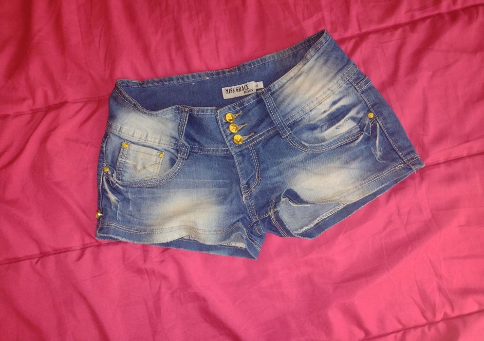 Къси дънкови гащи