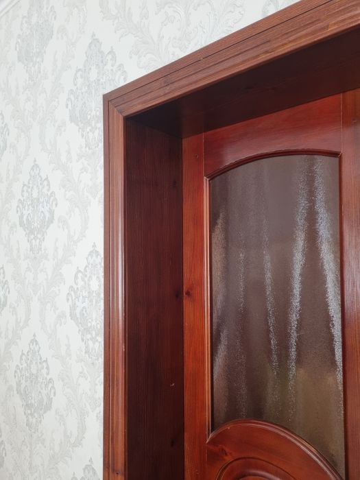 Дверь из настоящего дерева.