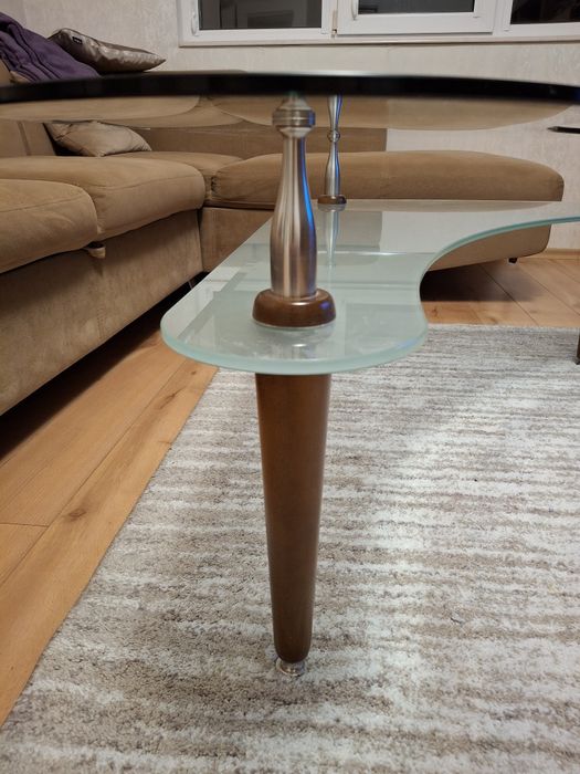 Холна маса със стъклен плот