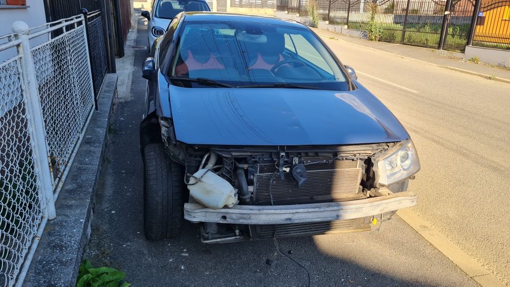 Vând Renault Megan 2 CC avariat față