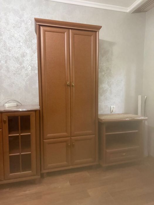 Разные шкафы и стулья