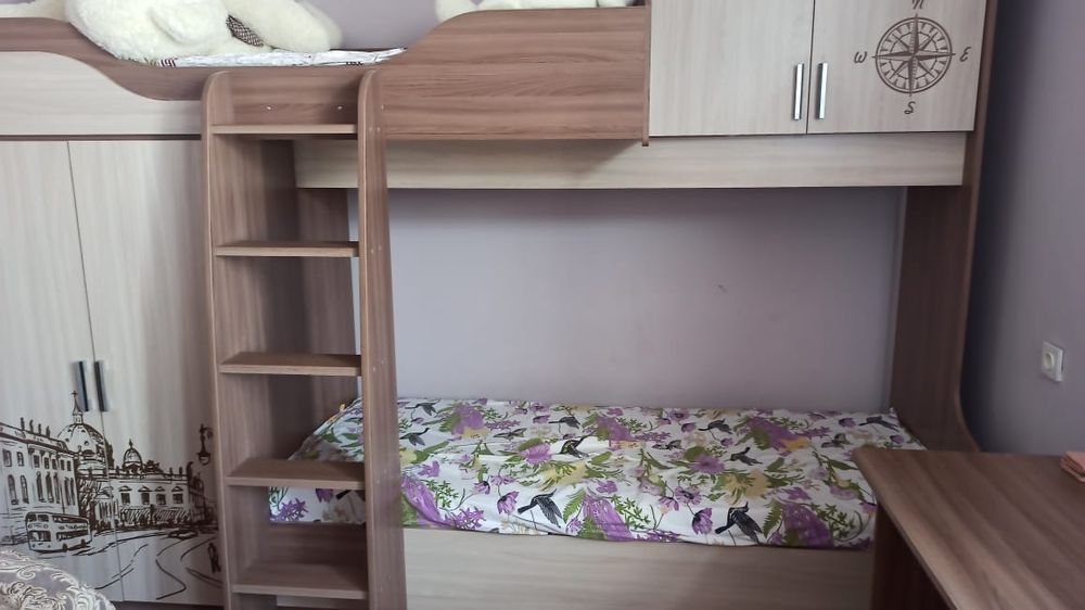 Двухэтажная кровать и стол