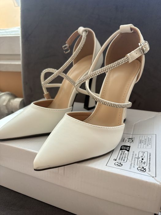 Високи бели обивки