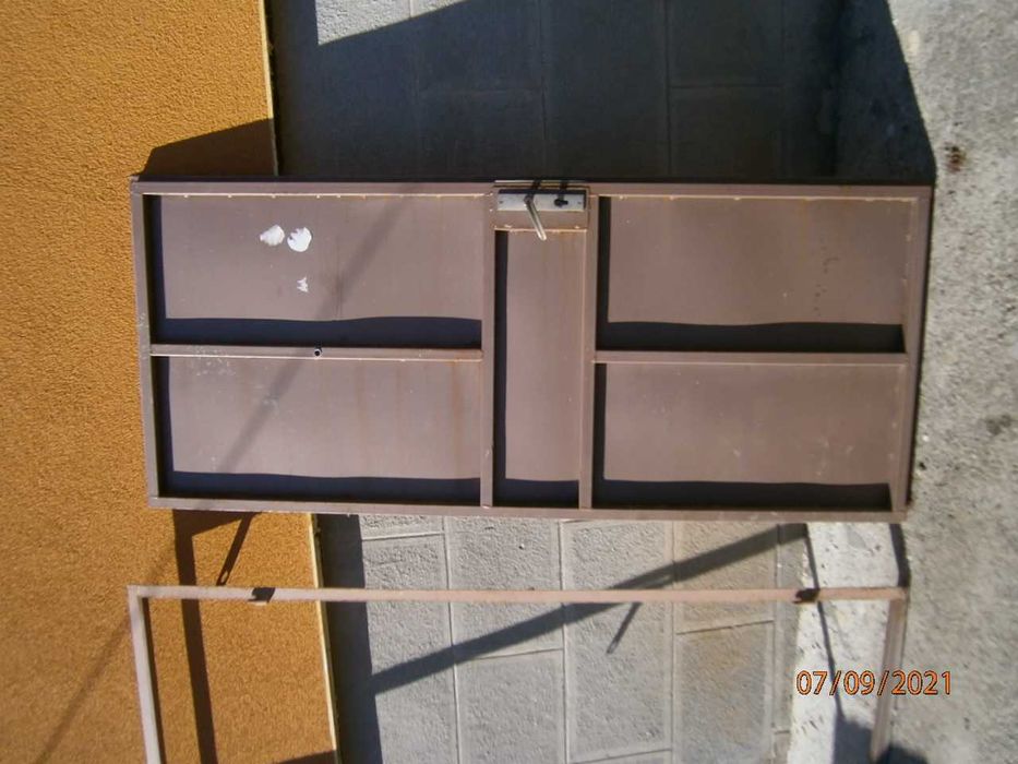 Продавам плътна метална врата.