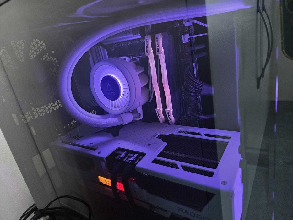 PC Gaming High-End – Ryzen 7 7800X3D, RX 9070 PURE 16GB, 32GB DDR5, 2TB SSD – Garanție 1 an