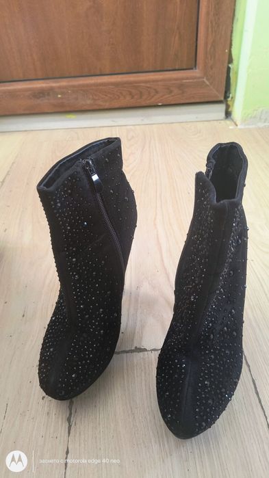 Елегантни дамски боти с ток и камъчета – черни, много стилни