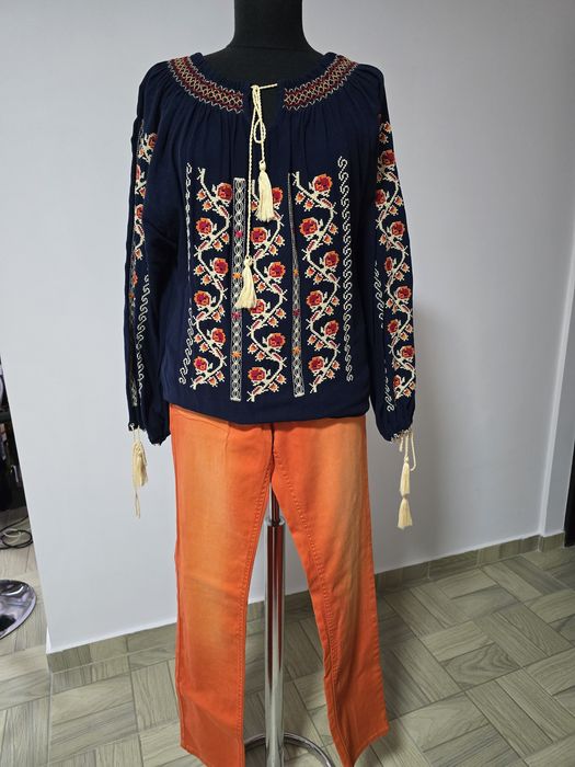 Blugi orange din bumbac, cu strasuri aplicate ;