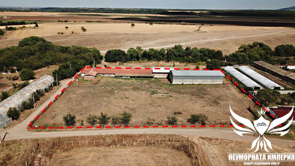 Продавам обор, краварник, склад 8110кв.м. и земя 580кв. с.Дълбок Извор