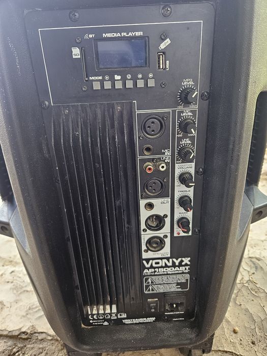 Vonyx AP1500ABT și, fiind o boxă activă putin uzata  la exterior cum se vede si in poze
