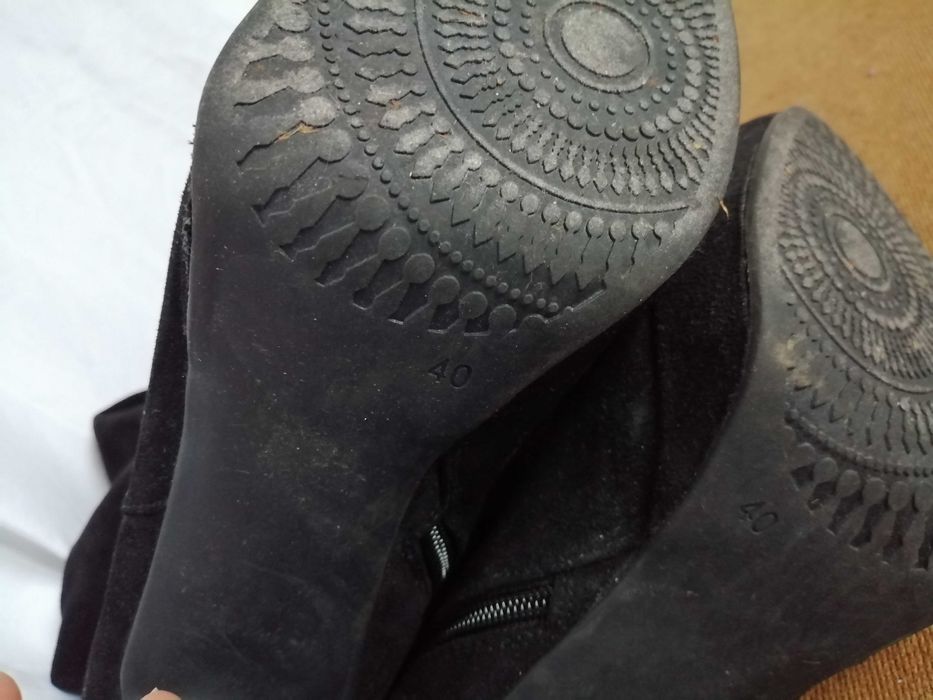 Елегантни дамски ботуши над коляното; с ток и платформа номер 40