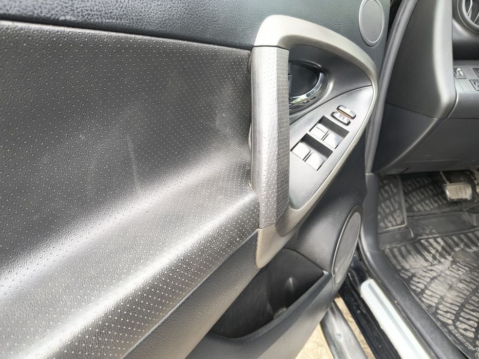 Продавам Toyota Rav 4