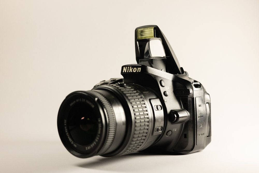 Nikon D5300 + Obiectiv 18-50 mm + Blitz SB600 + Nikor 50mm f 1.8