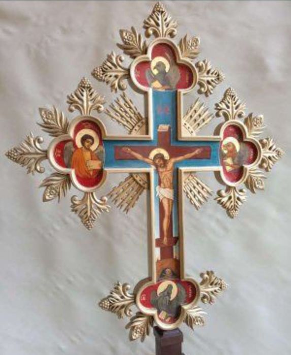 Рисуван кръст с дърворезба