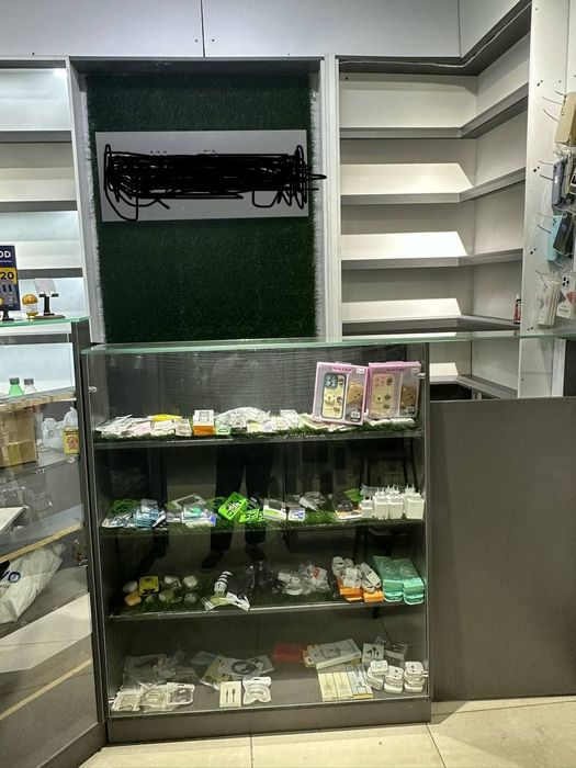 Vitrina po'lka sotiladi