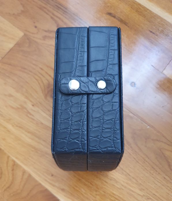Cutie de bijuterii neagra aspect piele de crocodil interior bej