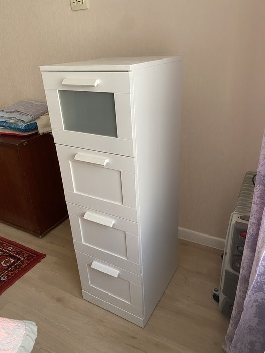 Белый цвет комод 4 яшик продается Ikea