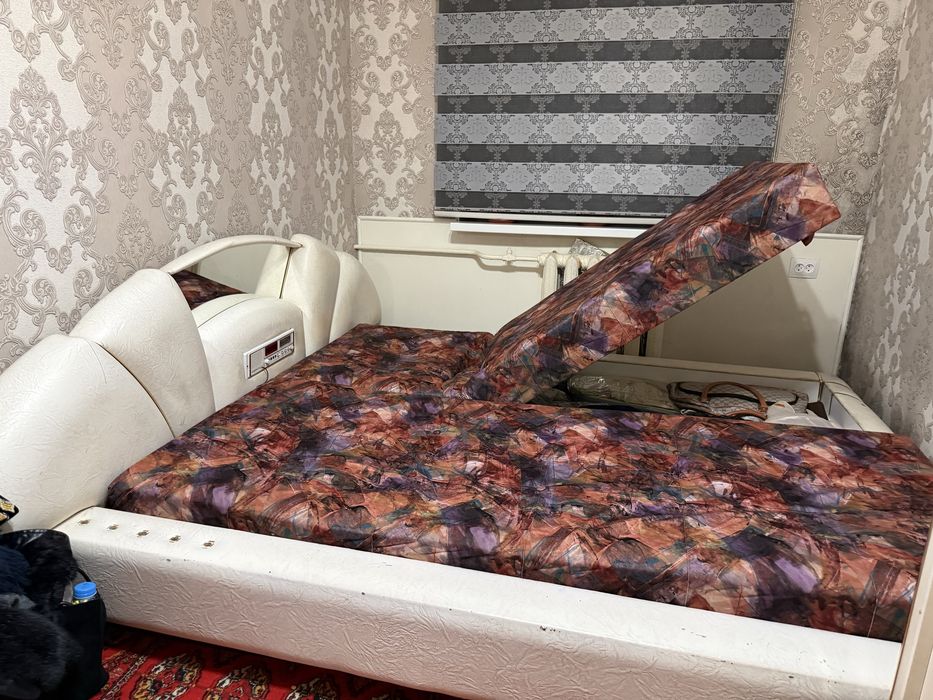 Продам шкаф, кровать двухместная и трюмо.