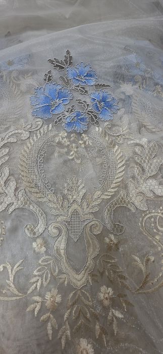 Perdeaua din imagine este confecționată dintr-un material fin și elegant, ideal pentru amenajări clasice sau romantice.