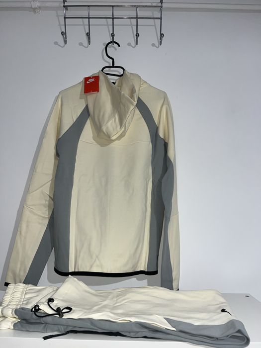 Compleu Nike Tech Fleece Windrunner crem/gri – mărimile S și XL