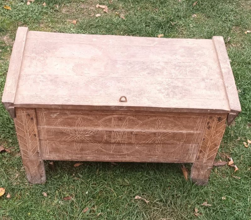 Lada veche din lemn, datata 1944